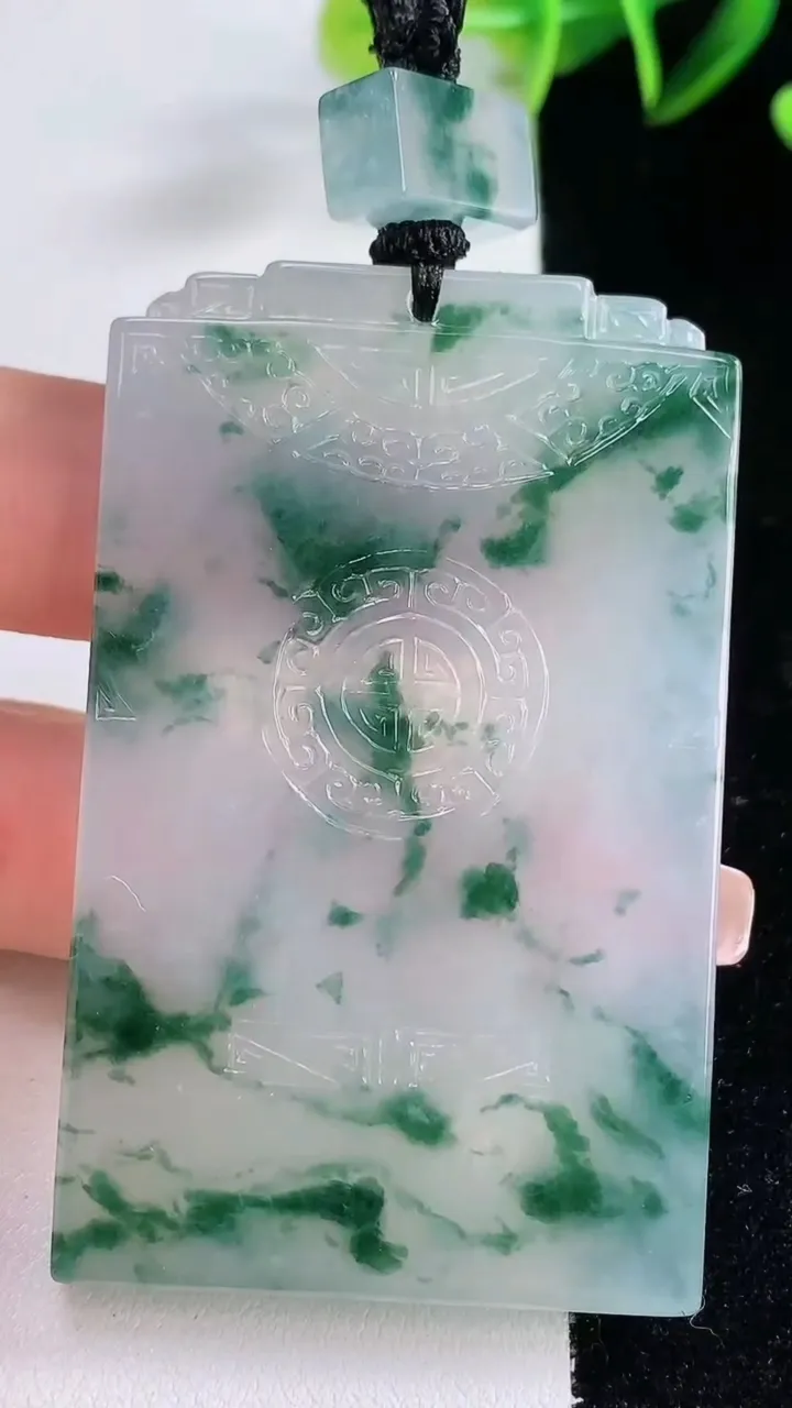 天然A货翡翠种飘花仿古无事牌吊坠，尺寸62.5-38-5.3，重量:47.89g
12月23日