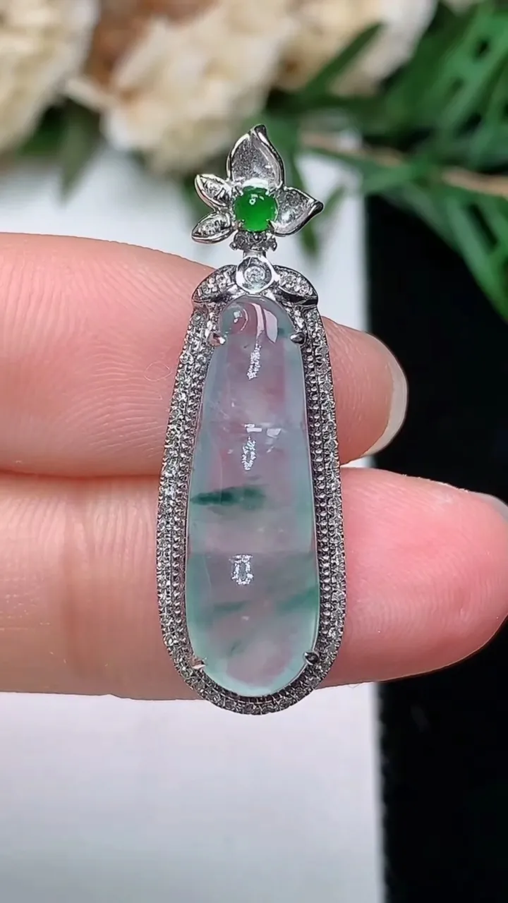 天然A货翡翠飘花福豆吊坠，尺寸30.8-9.9-7.5，裸石20.4-6.7，重量:2.47g
12