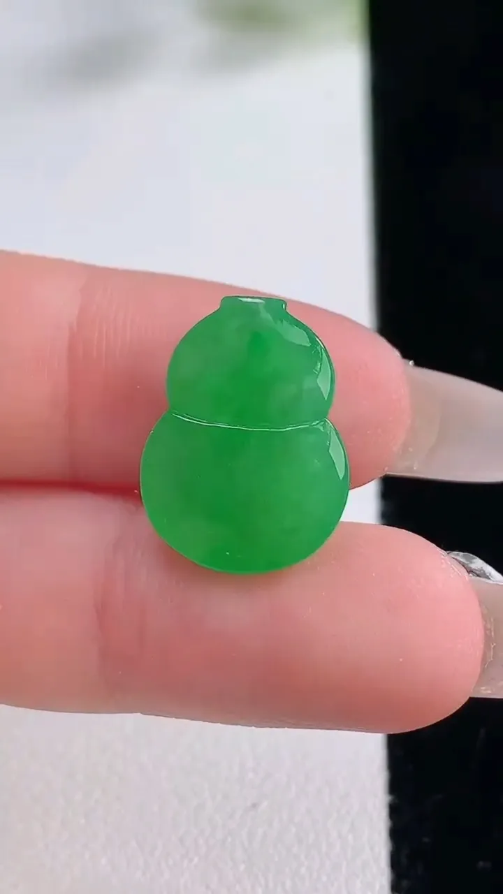 天然A货翡翠葫芦镶嵌件，尺寸175-13-5.4，重量:2.18g
12月23日