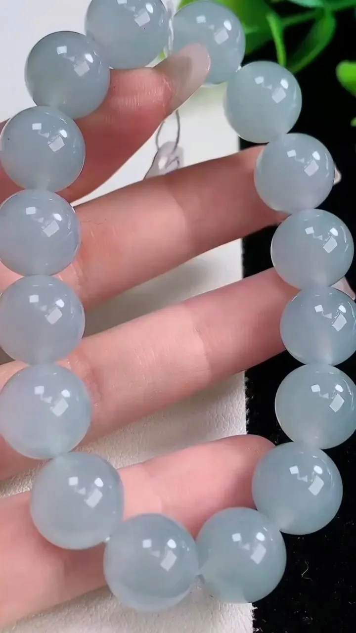 天然A货翡翠种紫罗兰圆珠手串，尺寸12.4-16颗，重量:53.51g12月23日
工厂直销收藏佳品