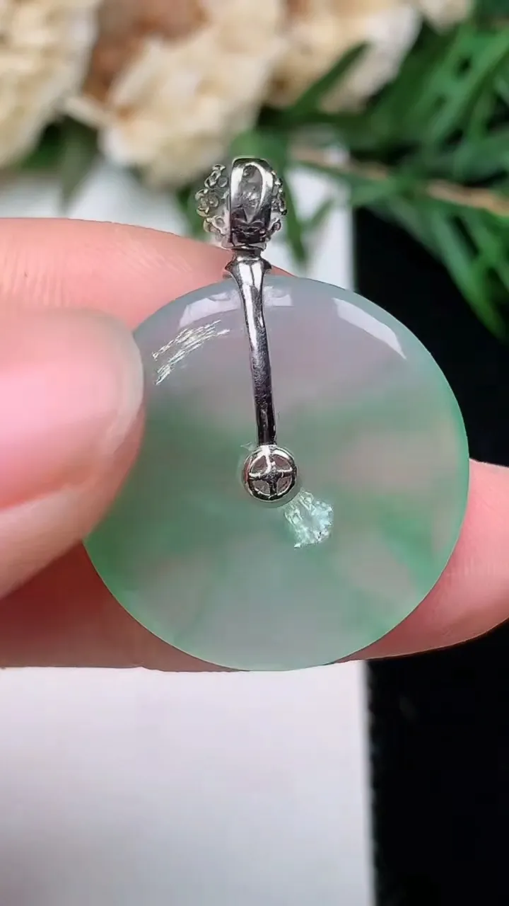 天然A货翡翠平安扣吊坠，尺寸21.4-3.4，重量:3.65g
12月23日