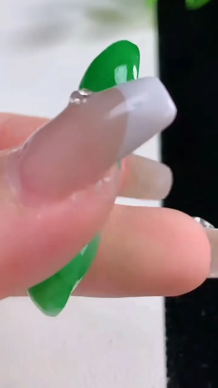 天然A货翡翠福豆吊坠，尺寸41.6-16.7-9.2，重量:10.55g
12月23日