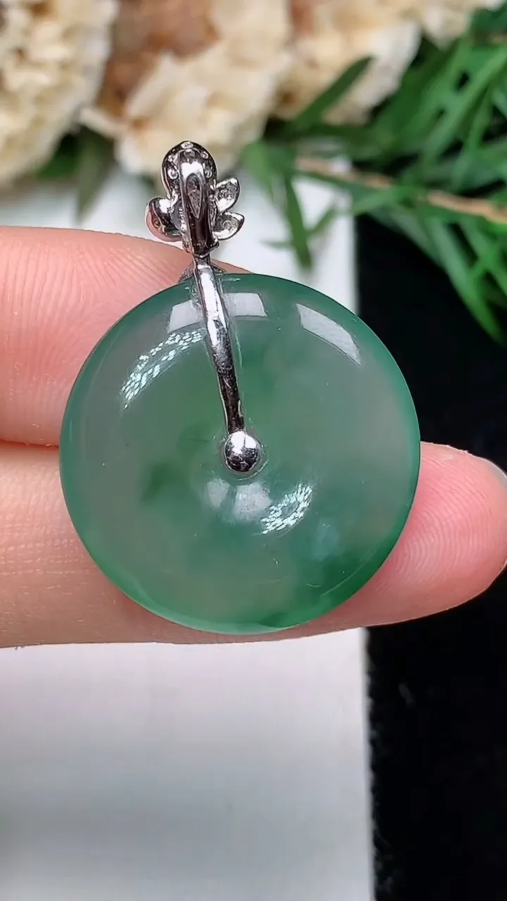天然A货翡翠平安扣吊坠，尺寸21.7-4.5，重量:4.81g
12月23日