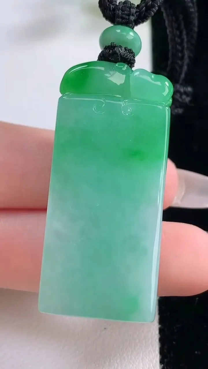 天然A货翡翠麒麟吊坠，尺寸43-18.8-15.5，重量:28.25g
12月23日