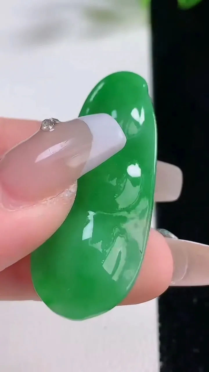 天然A货翡翠福豆吊坠，尺寸41.6-16.7-9.2，重量:10.55g
12月23日