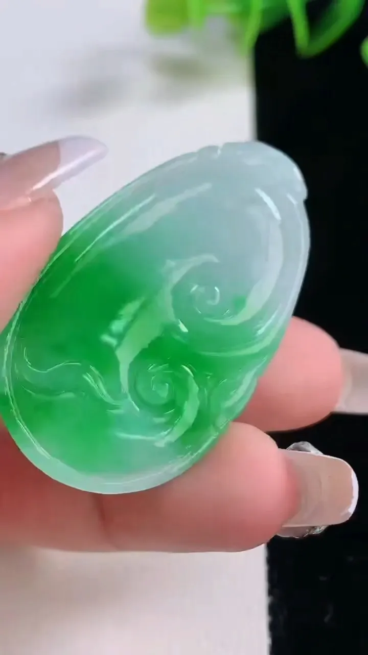 天然A货翡翠如意吊坠，尺寸43-26.4-5.5，重量:13.57g
12月23日