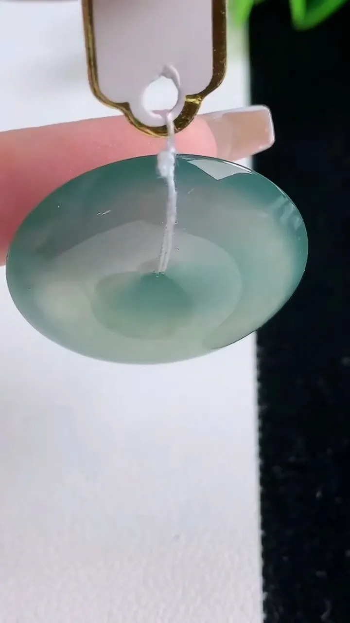 天然A货翡翠种蓝水平安扣吊坠，尺寸30-5.8，重量:10.79g
12月23日