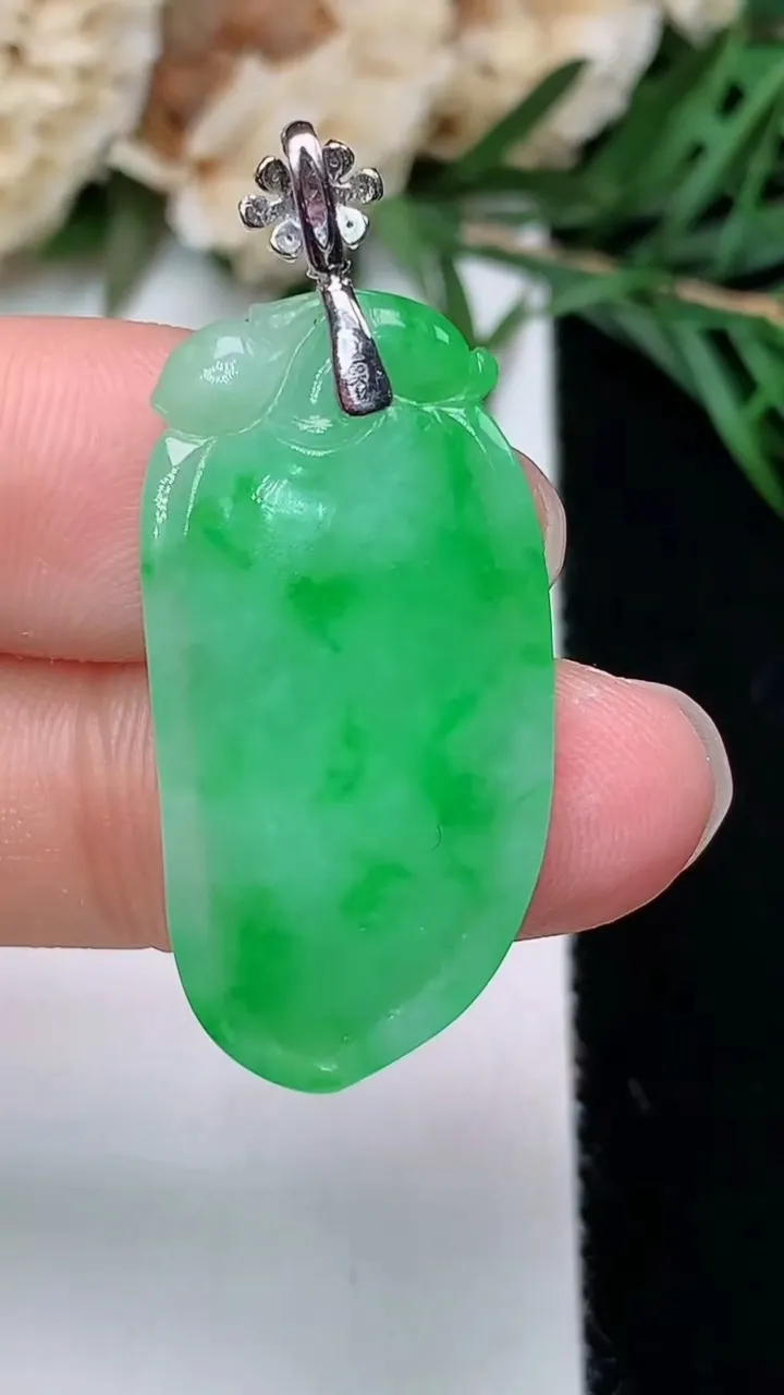天然A货翡翠福瓜吊坠，尺寸29.4-15.3-4，重量:4.18g
12月23日