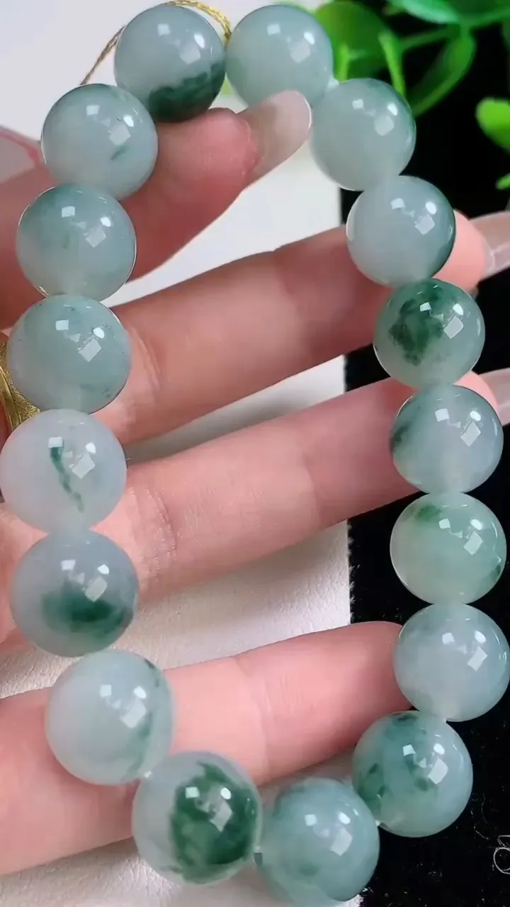 天然A货翡翠种飘花圆珠手串，尺寸11.8-17颗，重量:51.25g12月23日
工厂直销收藏佳品,