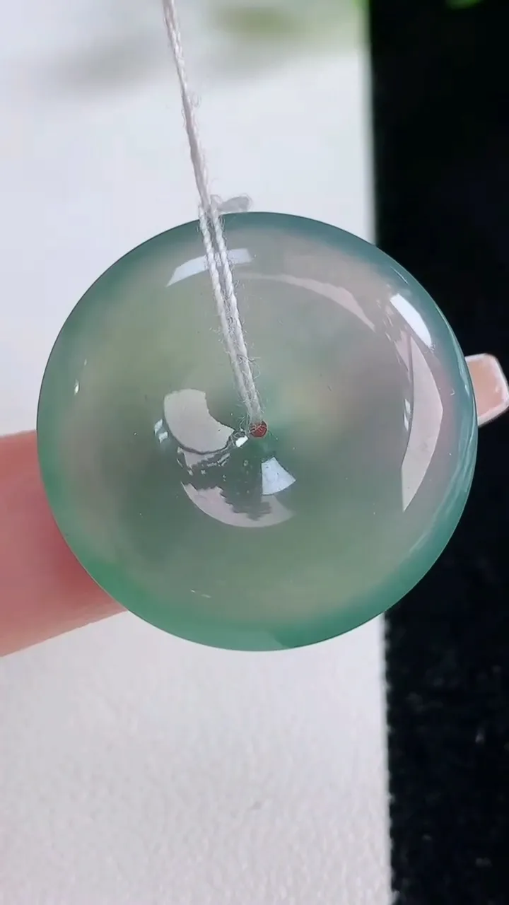 天然A货翡翠种飘花平安扣吊坠，尺寸27.7-5.2，重量:12.25g
12月23日