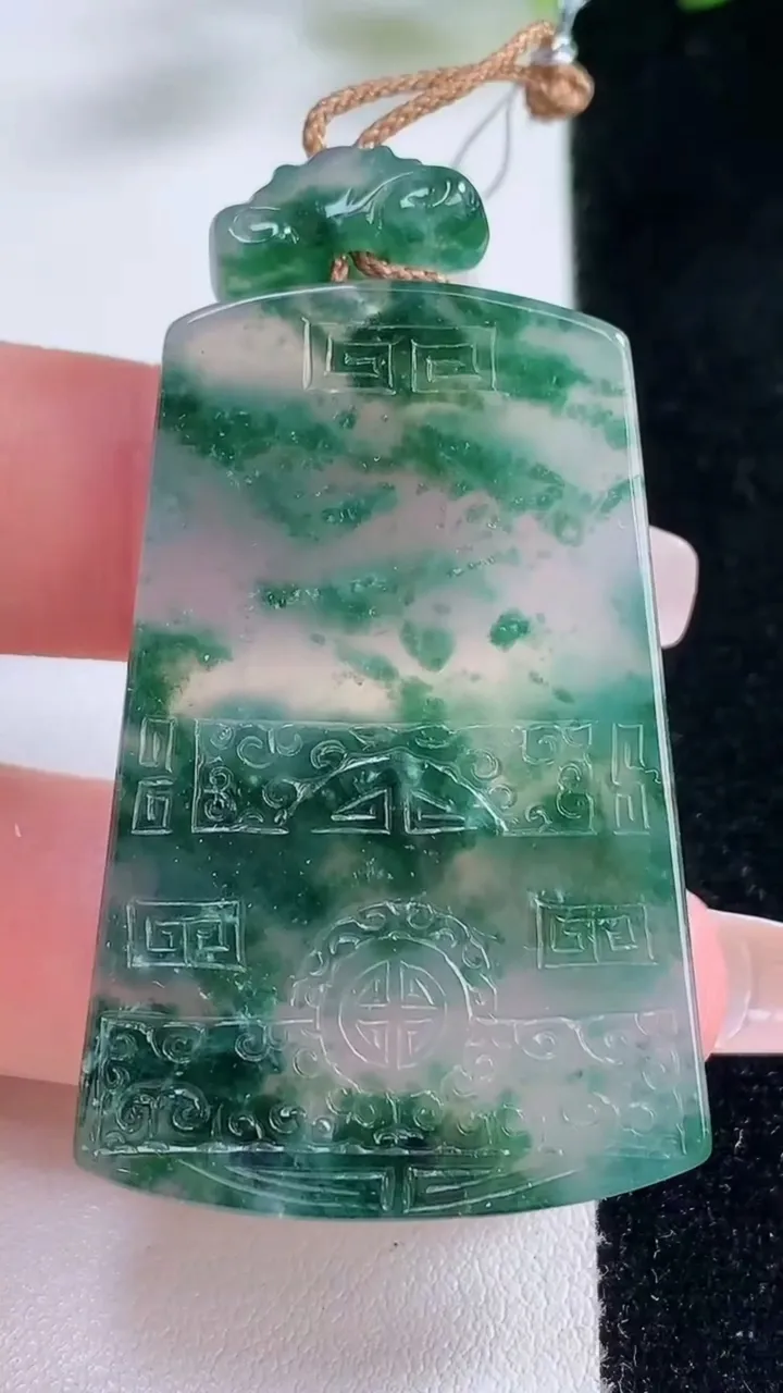 天然A货翡翠种飘花仿古无事牌吊坠，尺寸46.6-31-5.6，重量:23.83g
12月23日