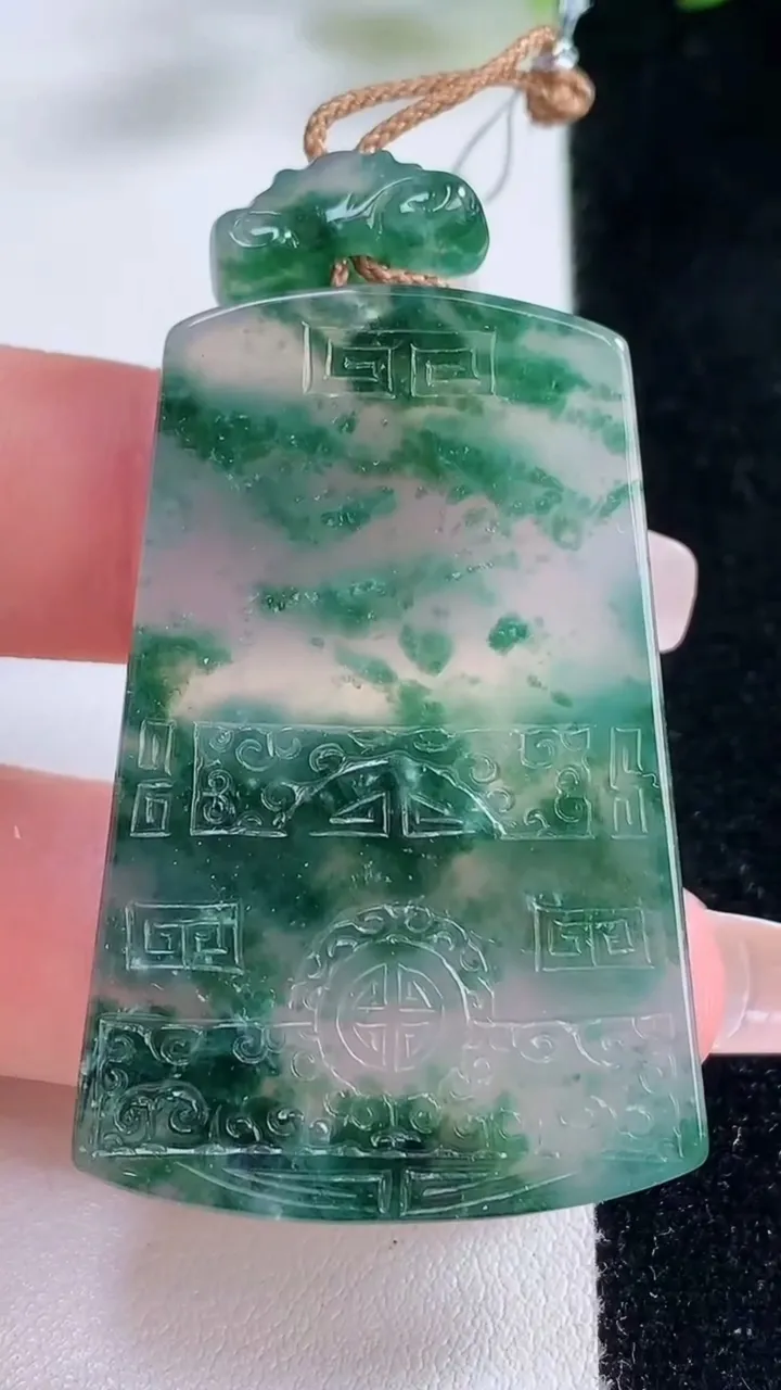 天然A货翡翠种飘花仿古无事牌吊坠，尺寸46.6-31-5.6，重量:23.83g
12月23日