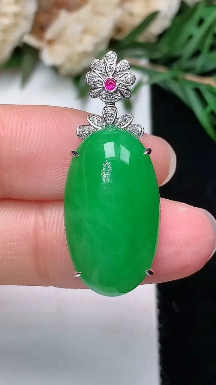 天然A货翡翠蛋面吊坠，尺寸22.4-12.8-8.3，重量:5.11g
12月23日