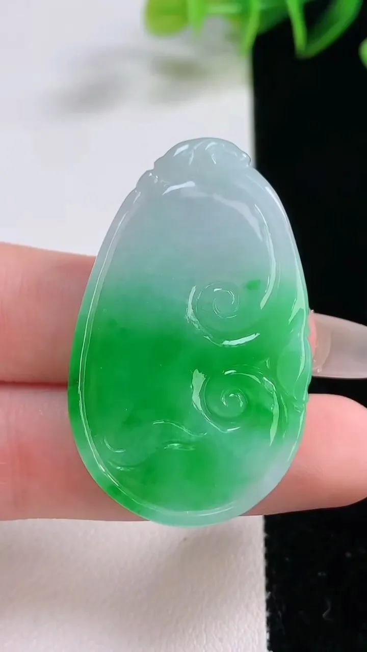 天然A货翡翠如意吊坠，尺寸43-26.4-5.5，重量:13.57g
12月23日