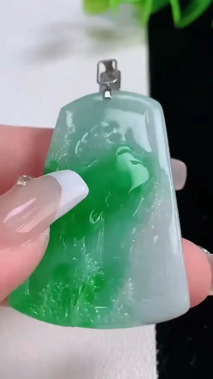 天然A货翡翠山水牌吊坠，尺寸46.6-30-5.3，重量:16.23g
12月23日