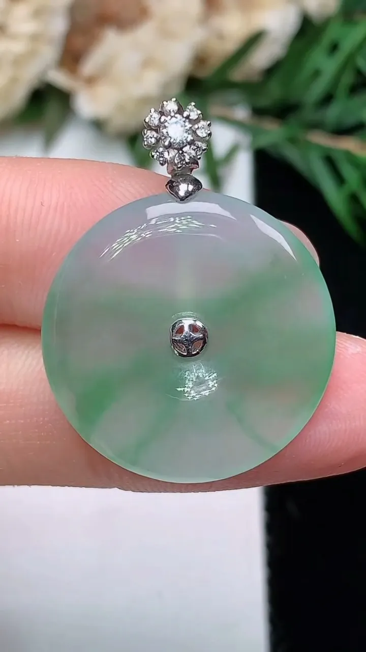 天然A货翡翠平安扣吊坠，尺寸21.4-3.4，重量:3.65g
12月23日