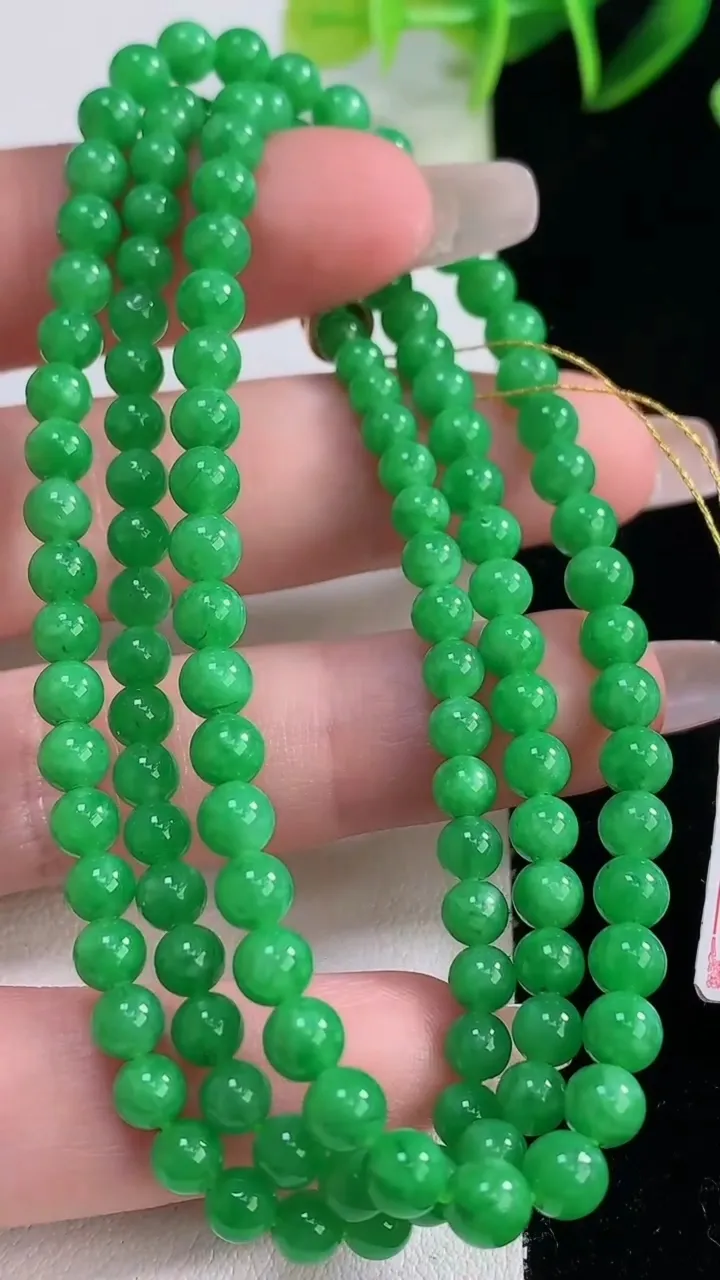 天然A货翡翠圆珠项链，尺寸4.4-125颗，重量:21.68g12月23日
工厂直销收藏佳品,种好水足，色泽均匀，有种有色，上手高大气！