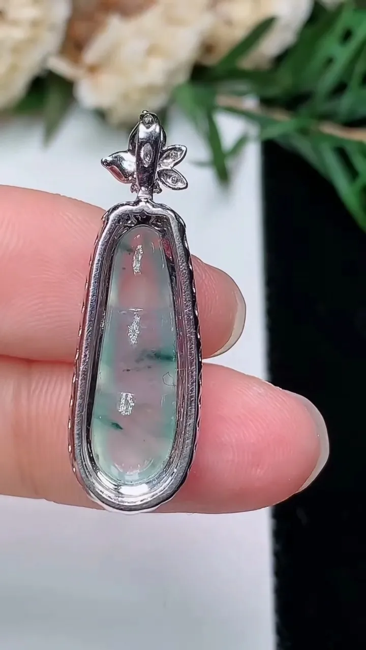 天然A货翡翠飘花福豆吊坠，尺寸30.8-9.9-7.5，裸石20.4-6.7，重量:2.47g
12月23日