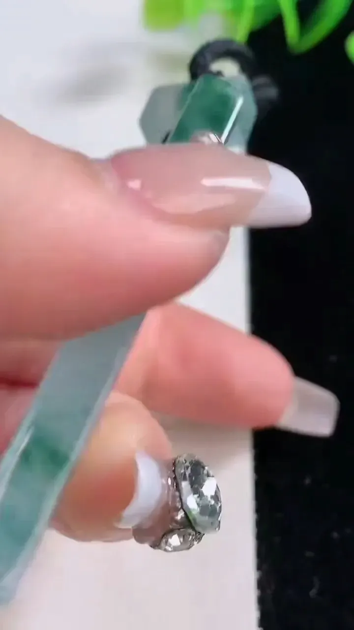 天然A货翡翠种飘花仿古无事牌吊坠，尺寸62.5-38-5.3，重量:47.89g
12月23日