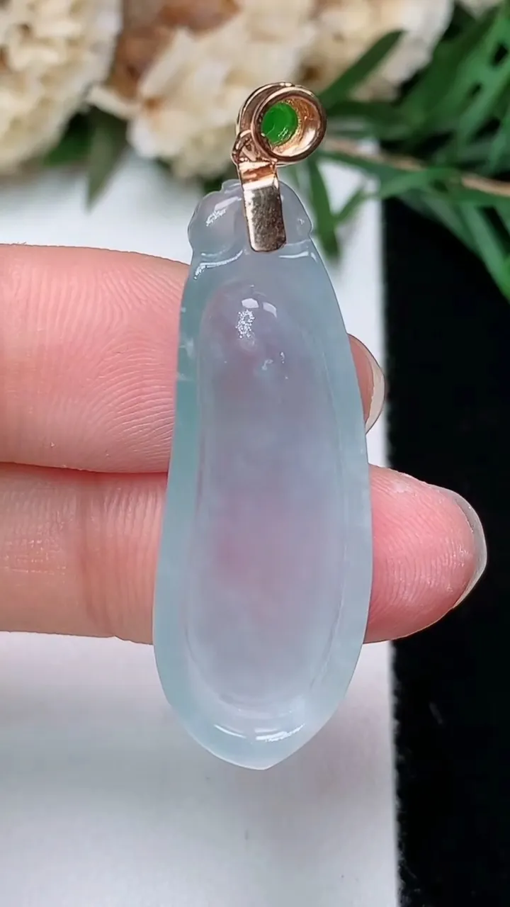 天然A货翡翠白冰福瓜吊坠，尺寸34.8-12.7-6.6，重量:5.61g
12月23日