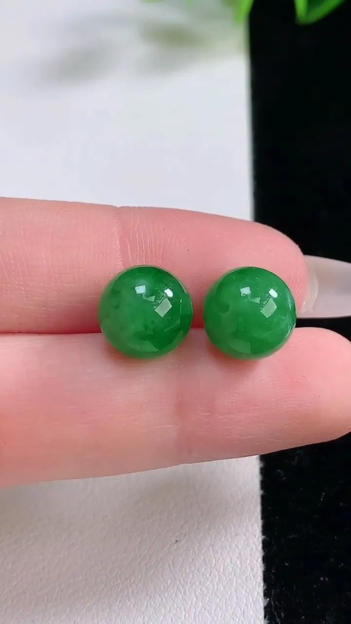 天然A货翡翠圆珠吊坠一对，尺寸10.2，重量:4.80g12月23日
工厂直销收藏佳品,种好水足，色泽均匀，有种有色，上手高大气！