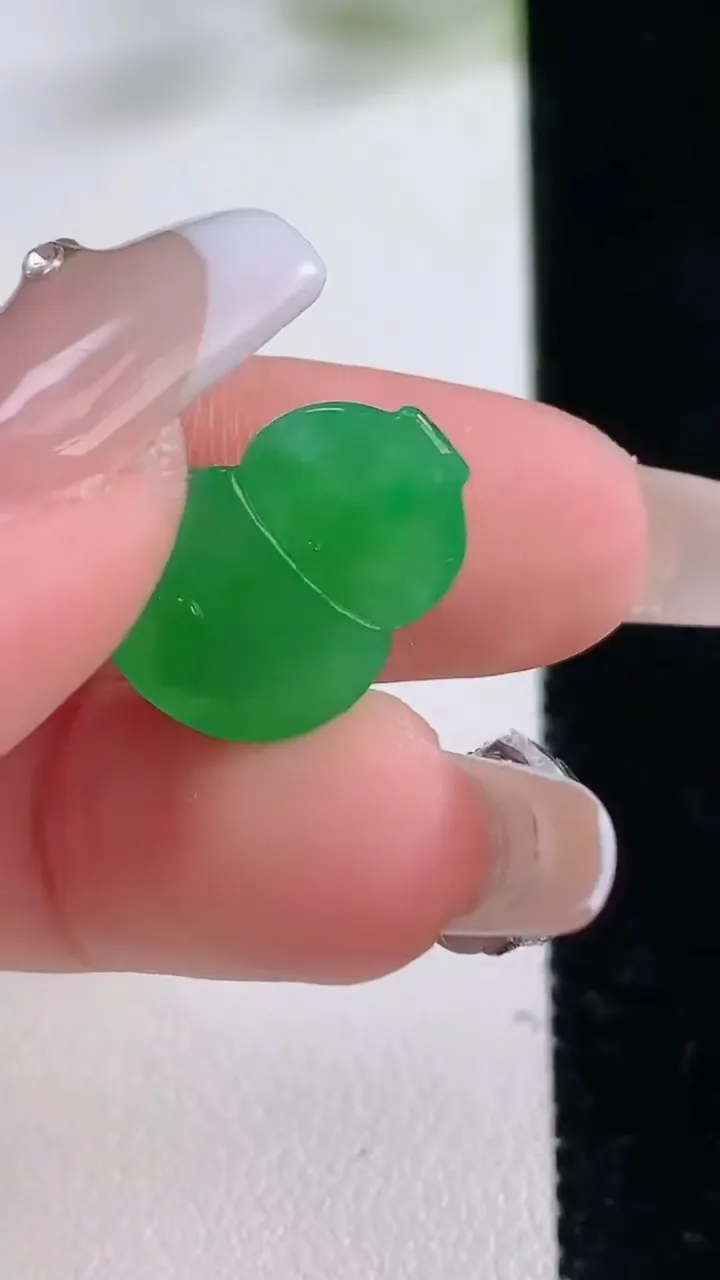 天然A货翡翠葫芦镶嵌件，尺寸175-13-5.4，重量:2.18g
12月23日