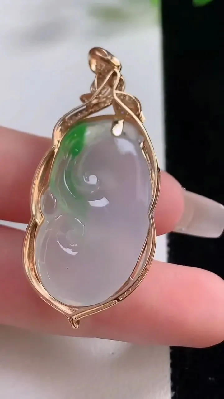 天然A货翡翠如意吊坠，尺寸47.8-21-7.4，裸石33-19.5重量:9.00g
12月23日