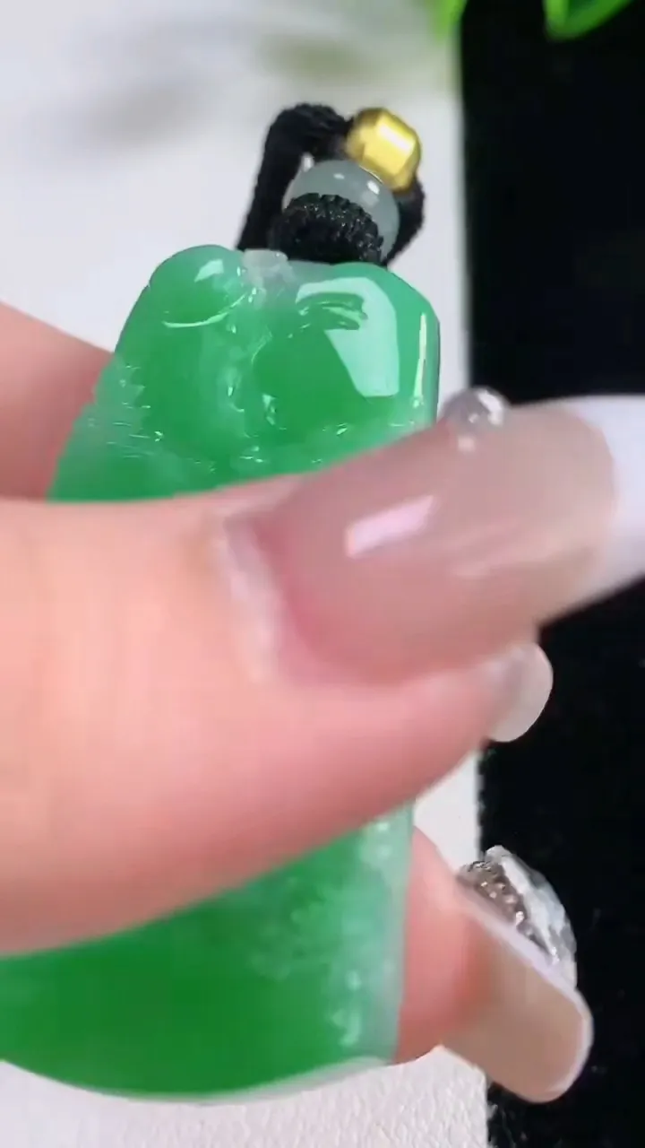 天然A货翡翠山水牌吊坠，尺寸47.5-28-6.5，重量:24.29g
12月23日