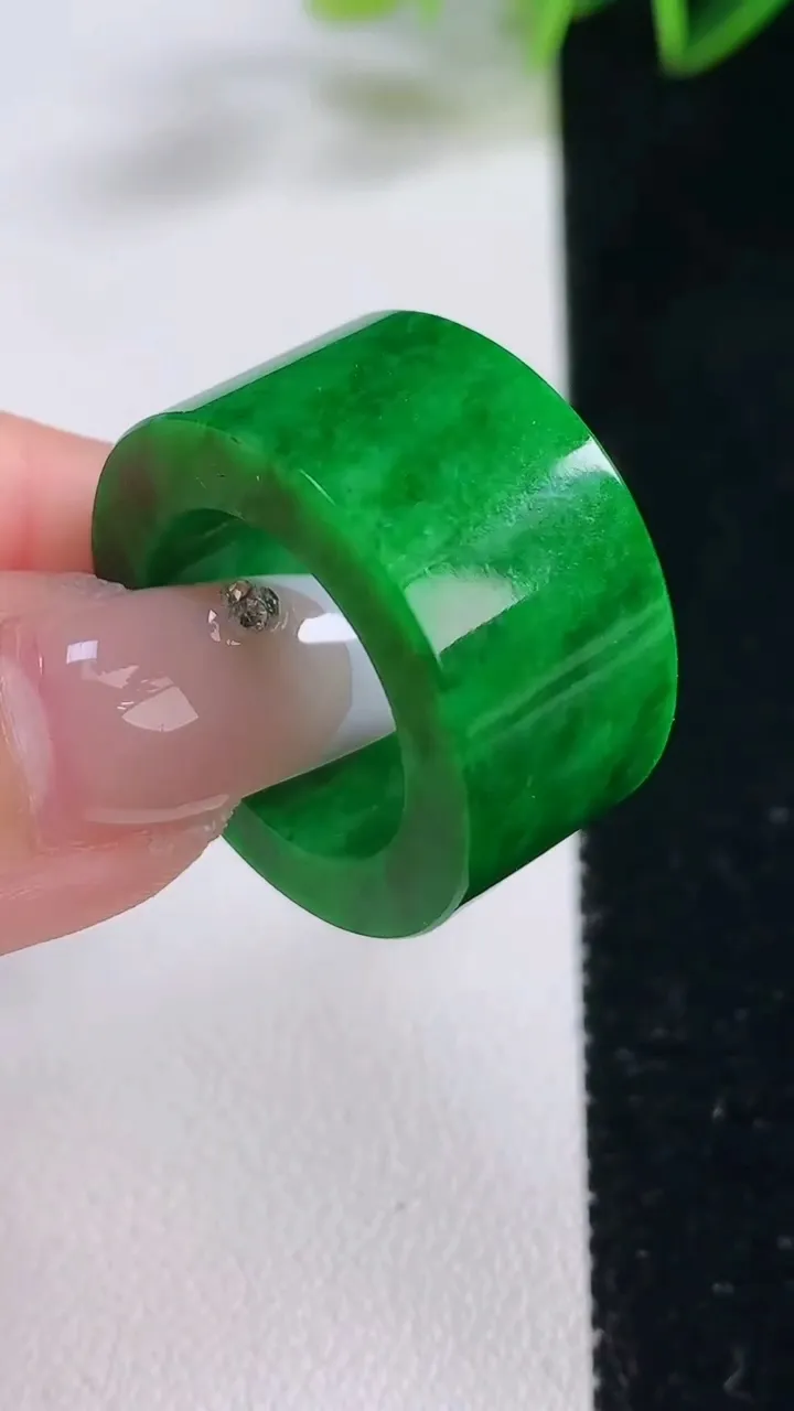 天然A货翡翠方形指环扳指，尺寸17.8-13.2-4，重量:13.78g2025年12月23日
工厂直销收藏佳品,种好水足，色泽均匀，有种有色，上手高大气！