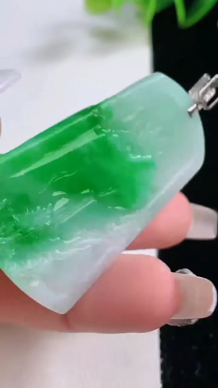 天然A货翡翠山水牌吊坠，尺寸46.6-30-5.3，重量:16.23g
12月23日