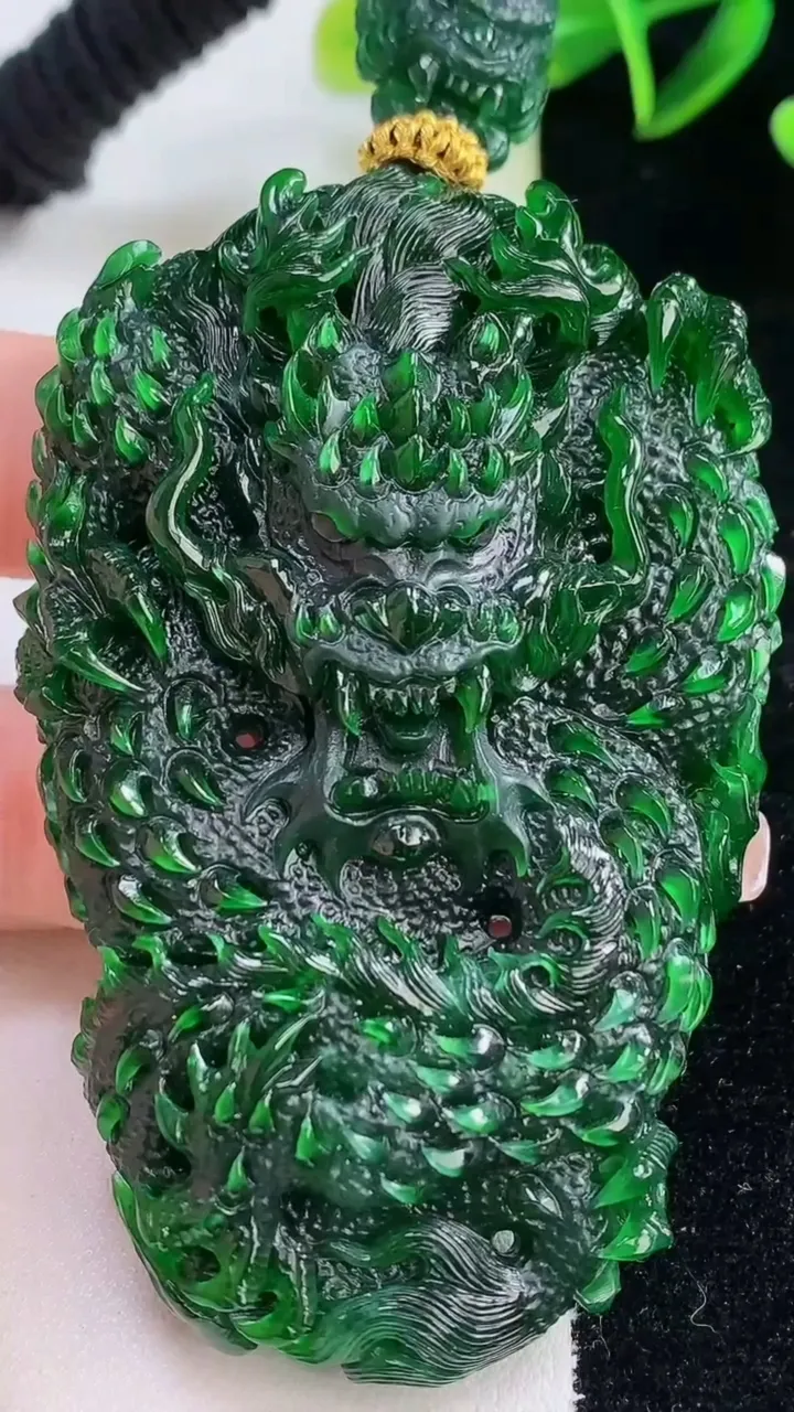 天然A货翡翠龙牌吊坠，尺寸73.4-47-17，重量:87.79g
12月23日