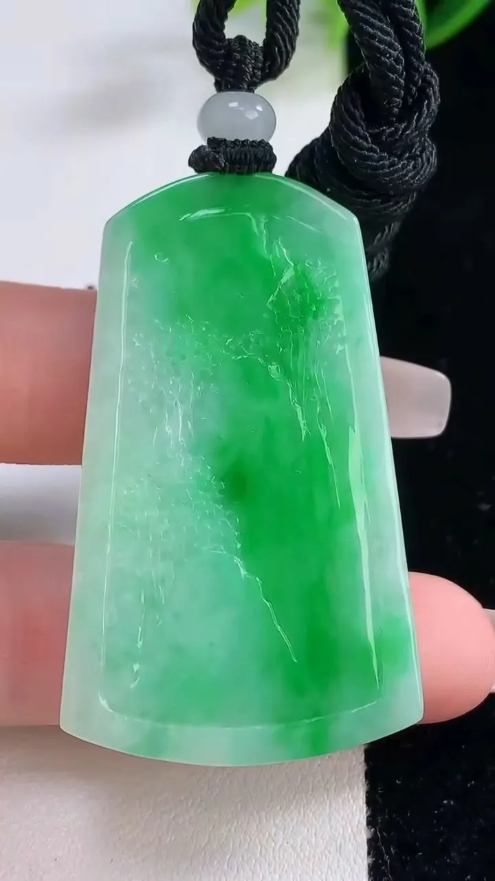 天然A货翡翠山水牌吊坠，尺寸49.4-29.5-5.8，重量:23.11g
12月23日
