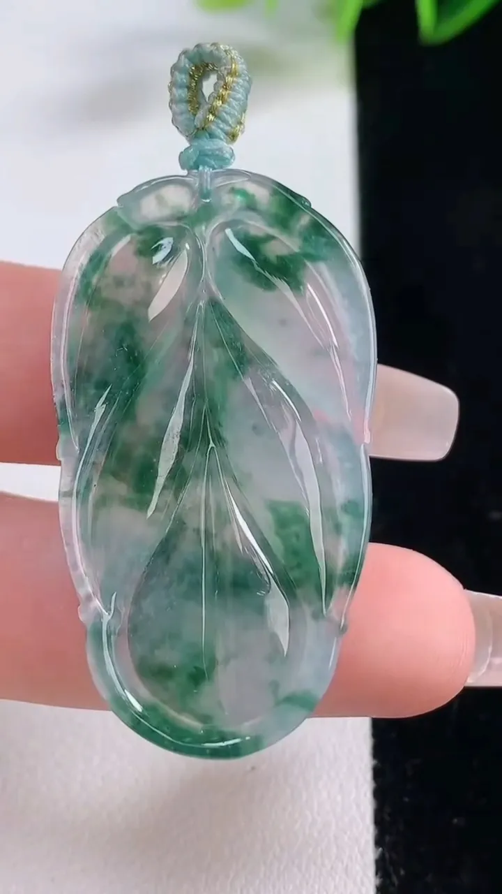 天然A货翡翠种飘花金枝玉叶 叶子吊坠，尺寸43-24-5.3，重量:10.52g
12月23日