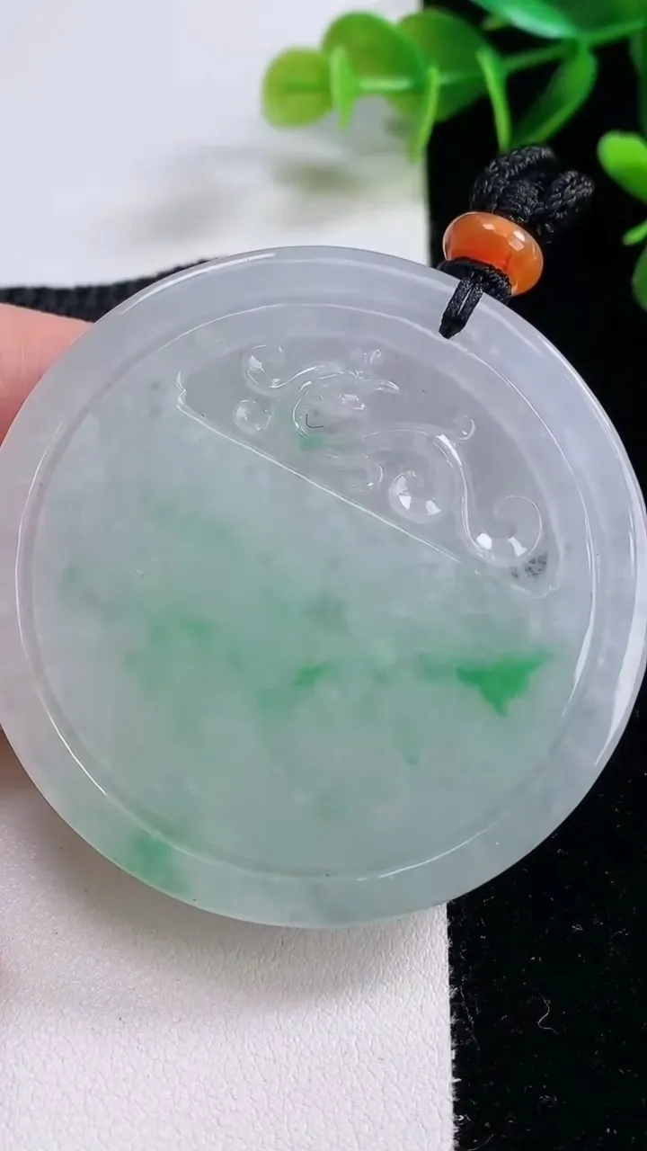 天然A货翡翠复古龙牌吊坠，尺寸57.2-7.3，重量:58.63g
12月23日