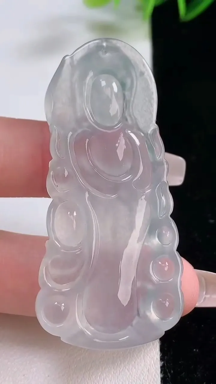 天然A货翡翠种白冰大势至菩萨吊坠，尺寸58.5-24-6.5，重量:18.64g
12月23日