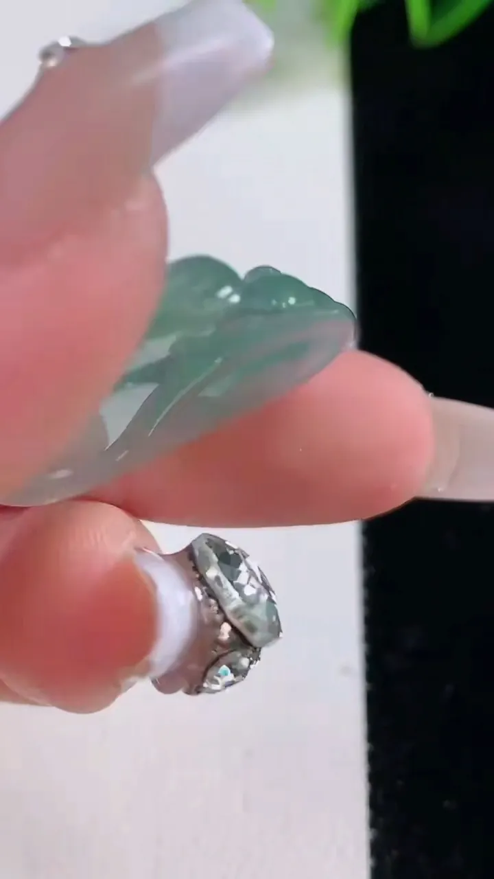 天然A货翡翠佛公吊坠，尺寸26.3-30.6-5.8，重量:7.03g
12月23日