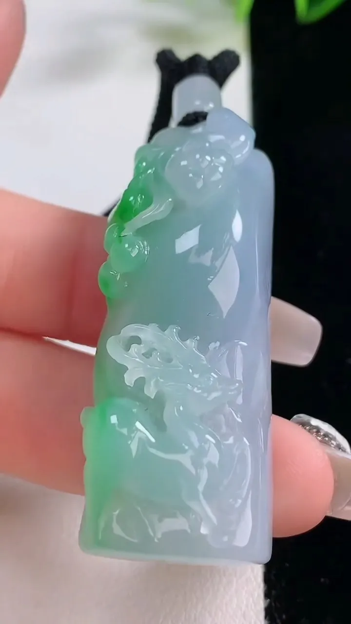 天然A货翡翠春带彩紫罗兰梅花鹿吊坠，尺寸51.2-18.7-13.6，重量:30.18g
12月23