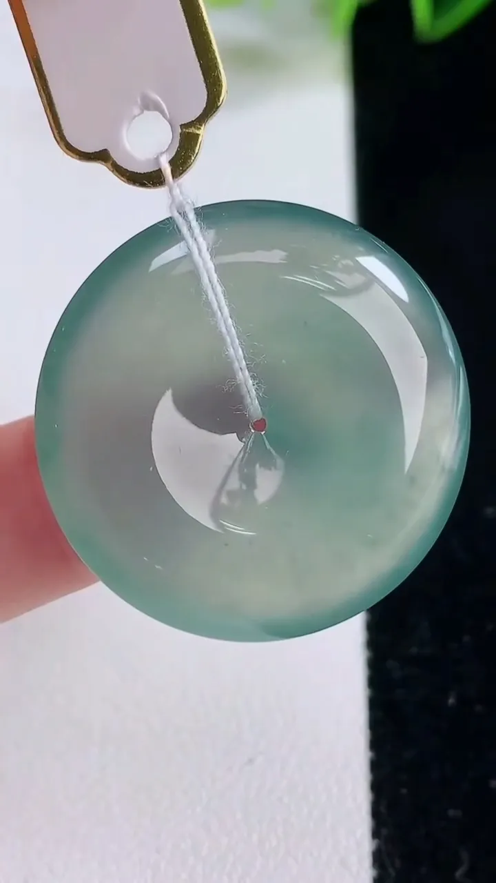 天然A货翡翠种蓝水平安扣吊坠，尺寸30-5.8，重量:10.79g
12月23日