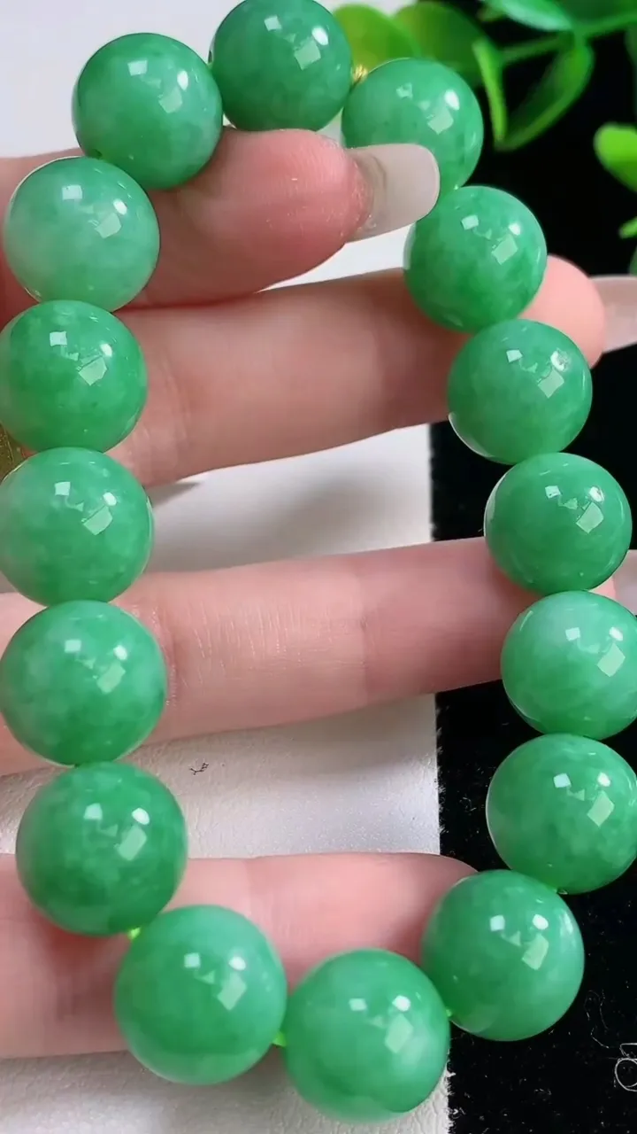 天然A货翡翠圆珠手串，尺寸12.8-16颗，重量:56.62g12月23日
工厂直销收藏佳品,种好水足，色泽均匀，有种有色，上手高大气！
