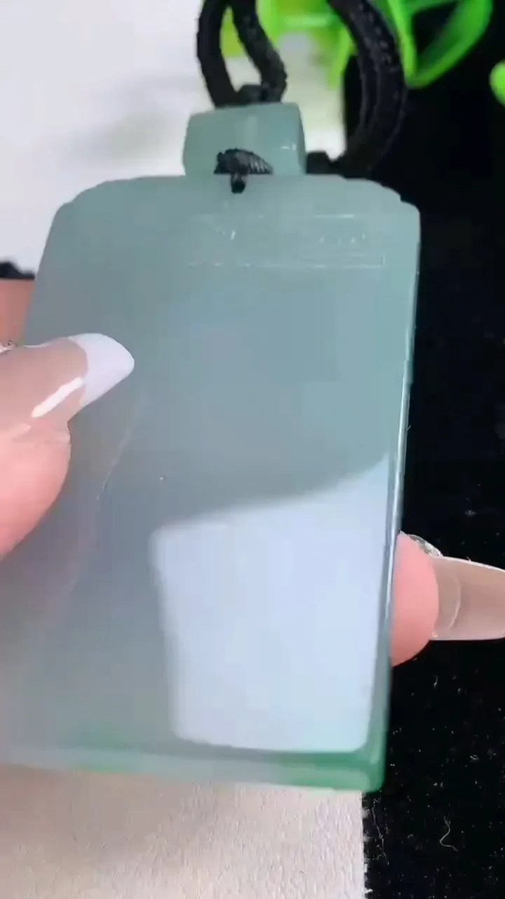 天然A货翡翠仿古无事牌吊坠，尺寸62.6-37.5-5.7，重量:49.81g
12月23日