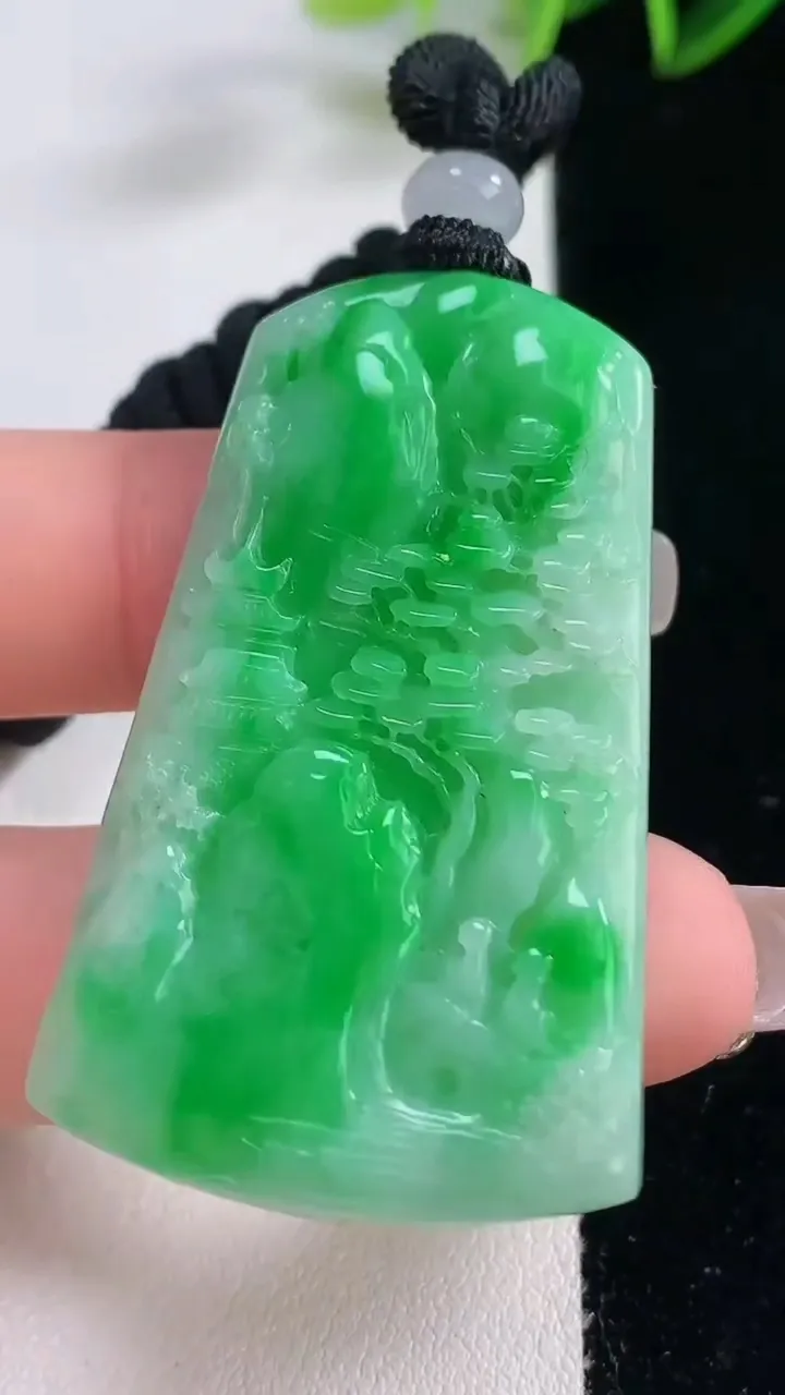 天然A货翡翠山水牌吊坠，尺寸49.4-29.5-5.8，重量:23.11g
12月23日