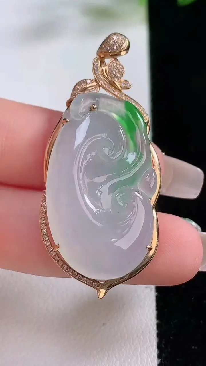 天然A货翡翠如意吊坠，尺寸47.8-21-7.4，裸石33-19.5重量:9.00g
12月23日