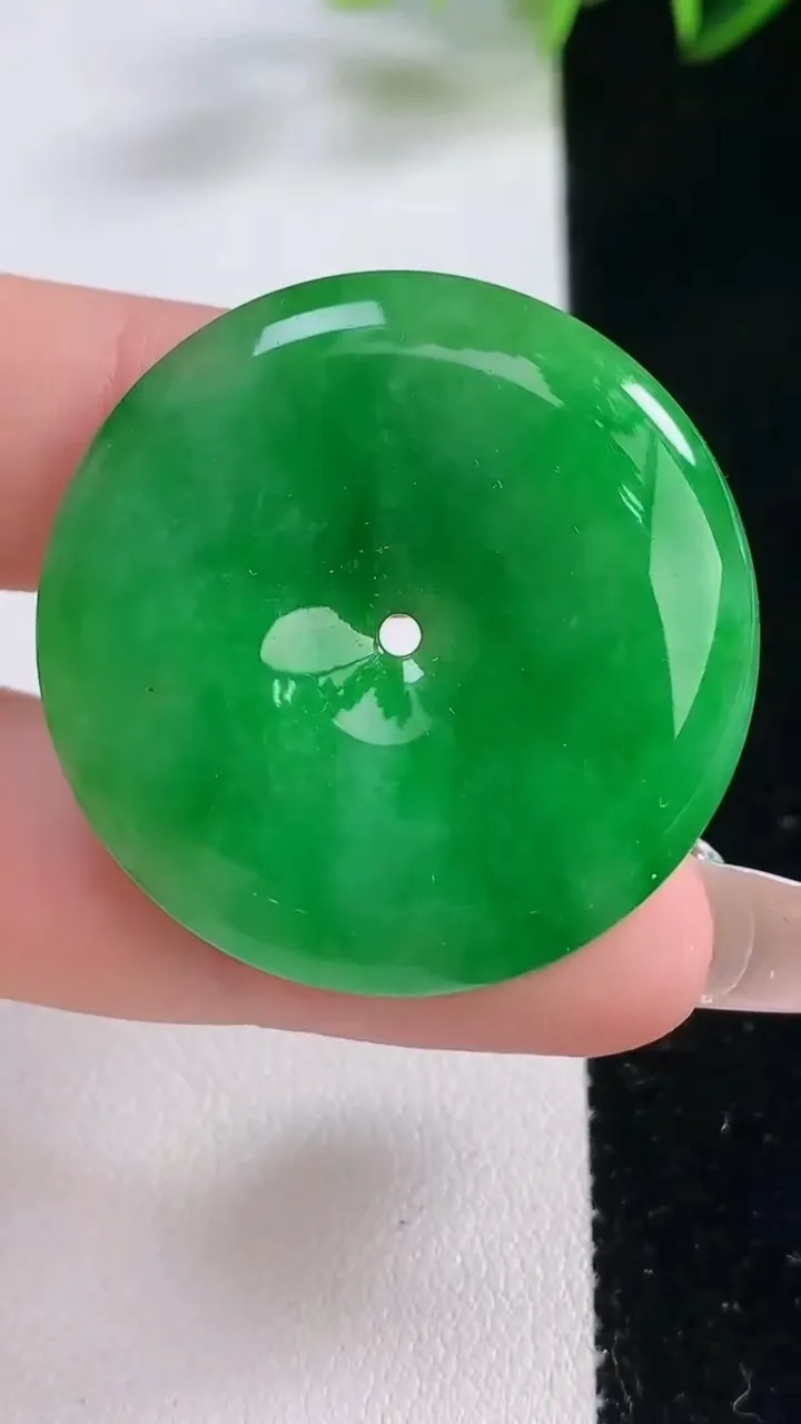 天然A货翡翠平安扣吊坠，尺寸35-5，重量:13.40g
12月23日