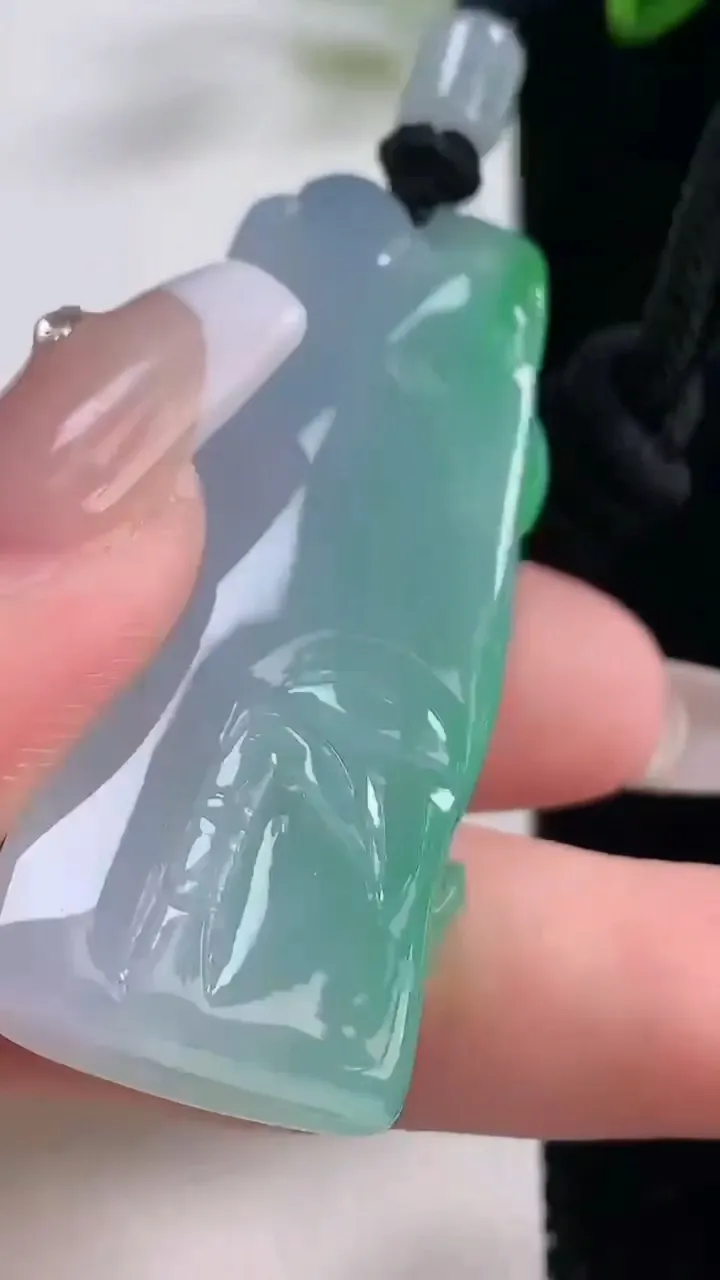 天然A货翡翠春带彩紫罗兰梅花鹿吊坠，尺寸51.2-18.7-13.6，重量:30.18g
12月23日