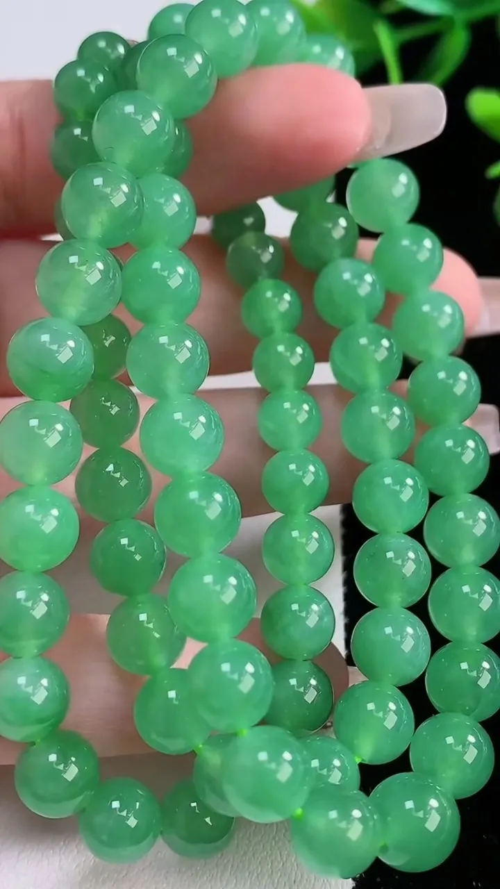 天然A货翡翠圆珠项链，尺寸8.5-72颗，重量:61.65g
12月23日