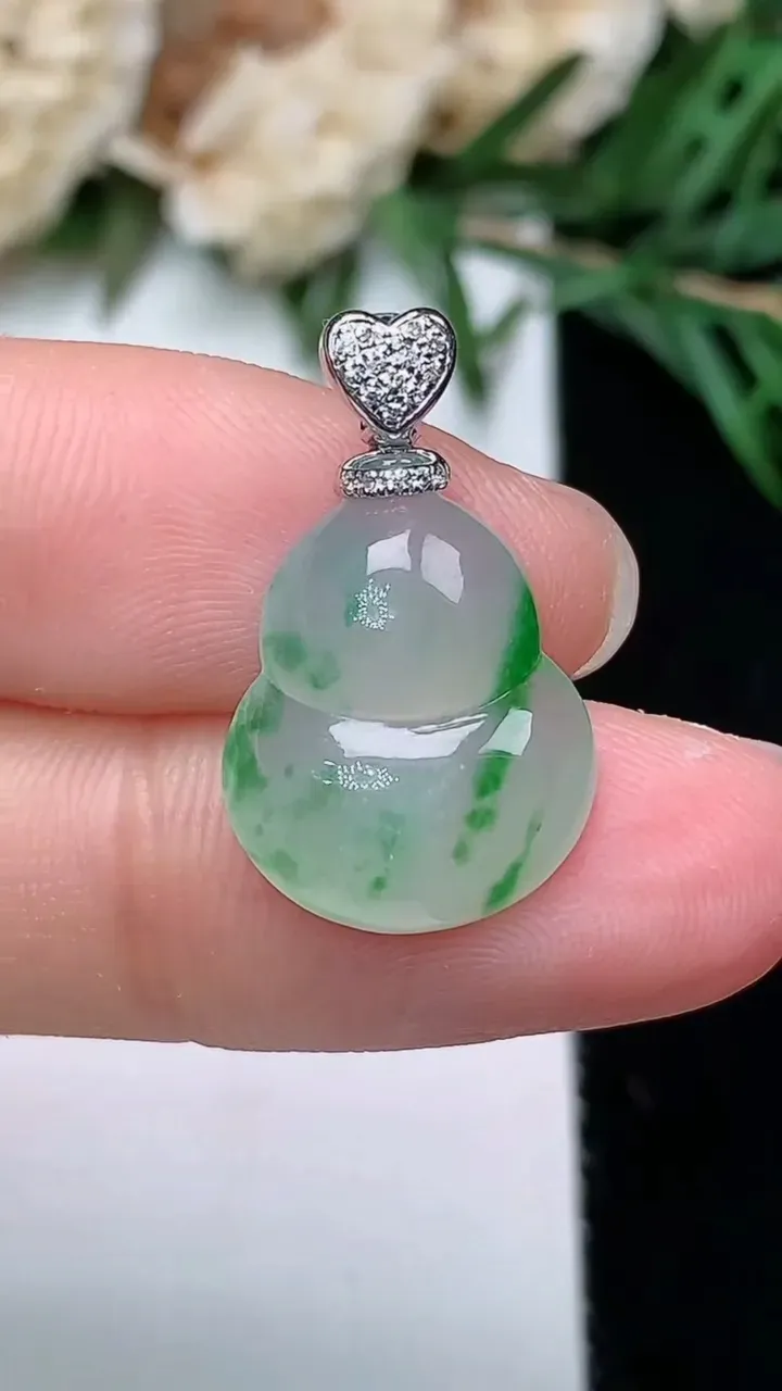 天然A货翡翠葫芦吊坠，尺寸16.3-13.2-4.8，重量:2.02g
12月23日