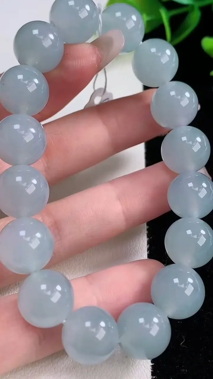 天然A货翡翠种紫罗兰圆珠手串，尺寸12.4-16颗，重量:53.51g12月23日
工厂直销收藏佳品,种好水足，色泽均匀，有种有色，上手高大气！