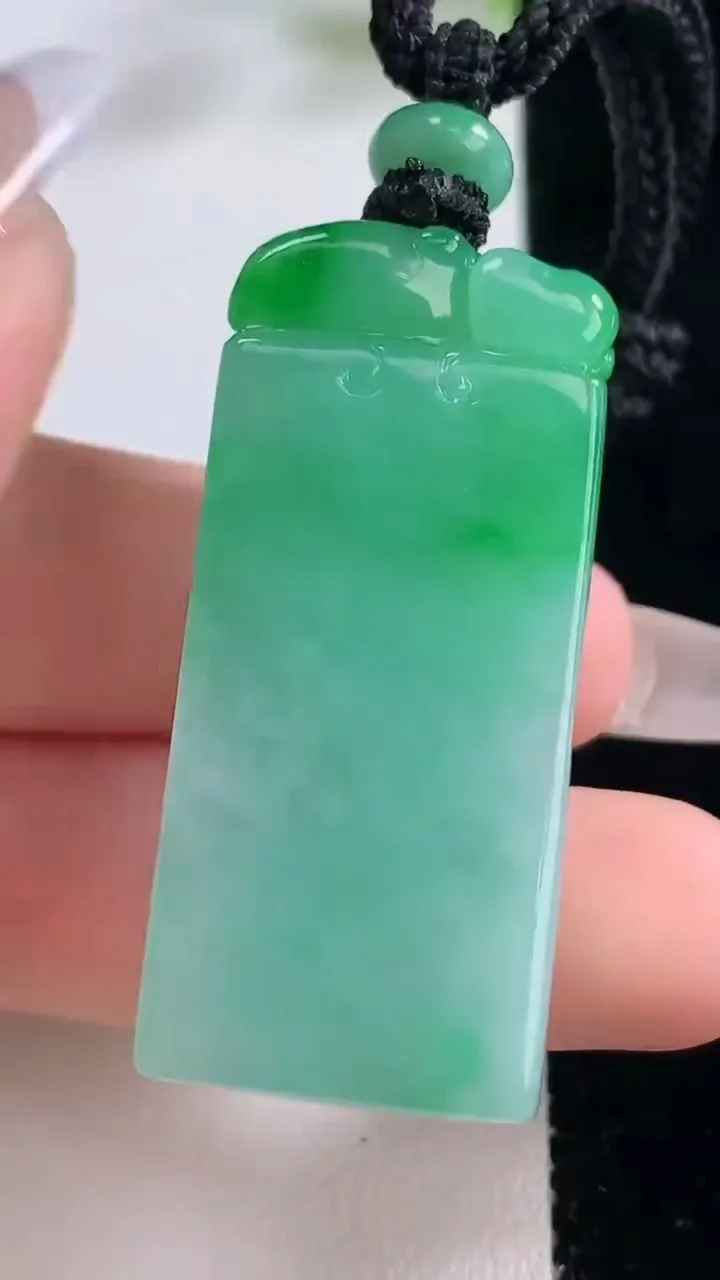 天然A货翡翠麒麟吊坠，尺寸43-18.8-15.5，重量:28.25g
12月23日