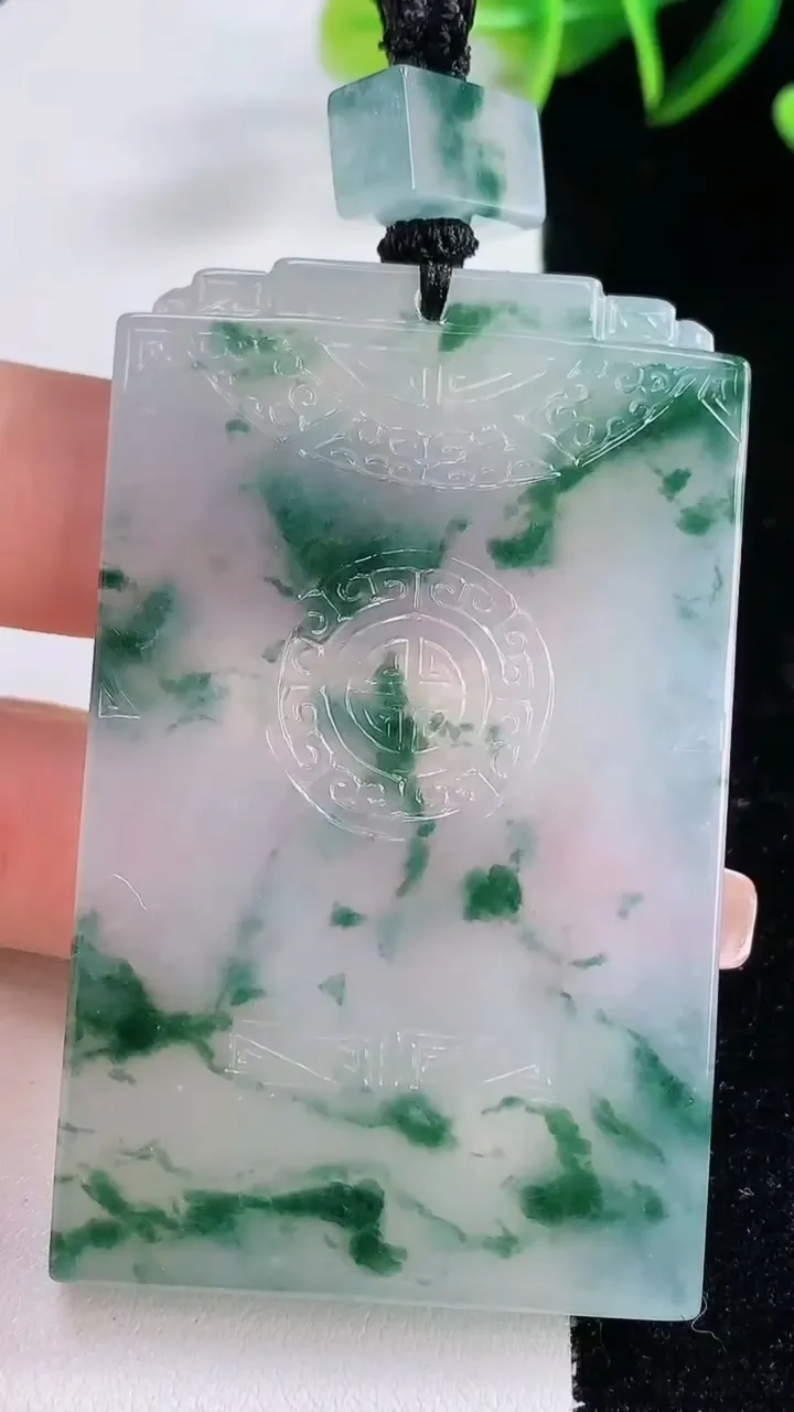 天然A货翡翠种飘花仿古无事牌吊坠，尺寸62.5-38-5.3，重量:47.89g
12月23日