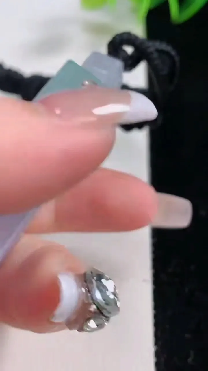 天然A货翡翠春带彩紫罗兰仿古无事牌吊坠，尺寸50-34.8-10.8，重量:59.53g
12月23日